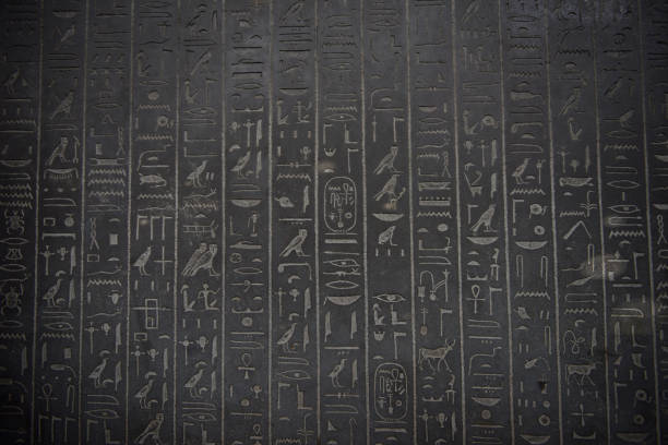 un'antica tavoletta geroglifici egiziani - ancient world foto e immagini stock