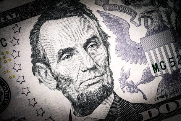 retrato em close-up de abraham lincoln em uma nota de 5 dólares dos eua. - linkoln - fotografias e filmes do acervo