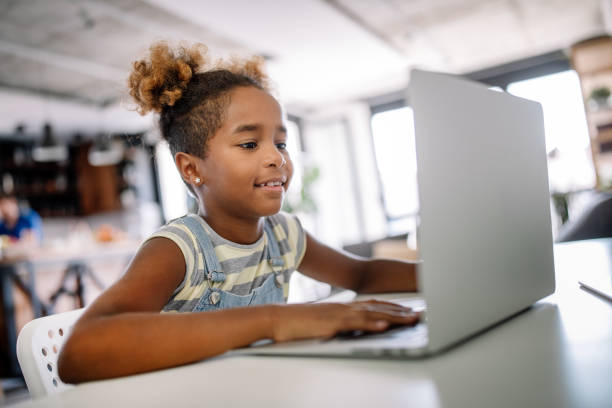 노트북과 현대 기술로 시간을 보내는 소녀 - child computer internet laptop 뉴스 사진 이미지