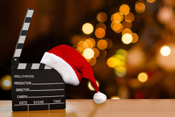 clipper in einem weihnachtshut auf hintergrund. - movie time stock-fotos und bilder
