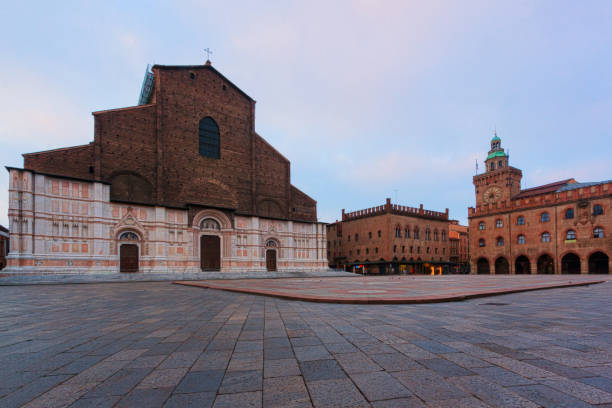 ein panoramablick auf den hauptplatz - bologna, italy - due torri stock-fotos und bilder