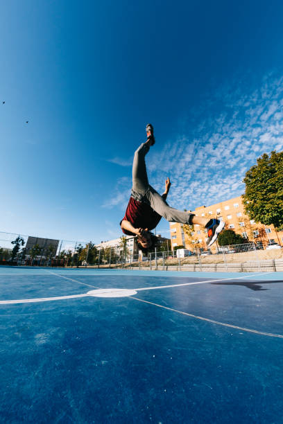 b niño - back somersault fotografías e imágenes de stock