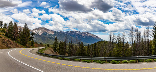 Idaho State Route 75 Northbound Idaho Route 75 makes its way throught the Sawtooth National Forest. Sawtooth National Recreation Area stock pictures, royalty-free photos & images