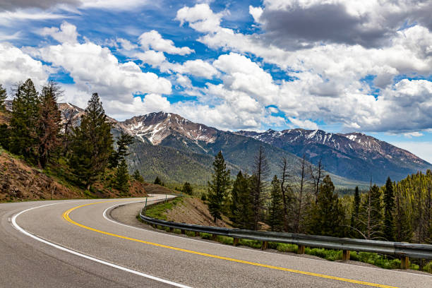 Idaho State Route 75 Northbound Idaho Route 75 makes its way throught the Sawtooth National Forest. Sawtooth National Recreation Area stock pictures, royalty-free photos & images