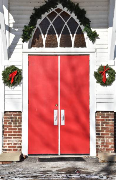 red church doors - doormat door christmas holiday imagens e fotografias de stock