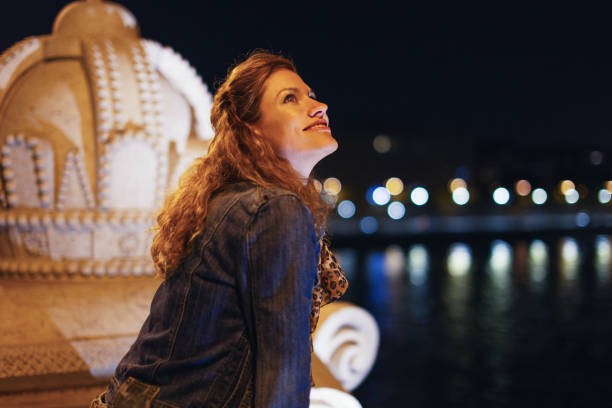 felice giovane donna urbana che guarda verso il cielo di notte - 2649 foto e immagini stock