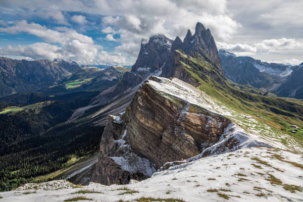 widok z lotu ptaka na seceda w południowym tyrolu, dolomity, włochy - 7070 zdjęcia i obrazy z banku zdjęć