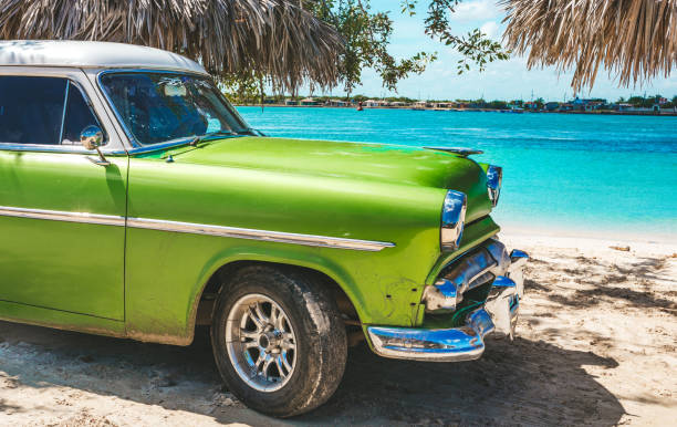 voiture classique américaine sur la plage playa la herradura, province las tunas, cuba - baracoa photos et images de collection