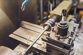 ein-arbeiter-in-der-elektrofabrik-exportiert-elektronische-produkte-in-den-fertigungseinkauf.jpg?b=1&s=170x170&k=20&c=tKhyI2FXNazqpQ_NOfmf_139R0DCMXhmLra03m6iOQA=