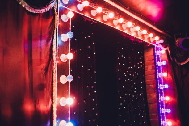 light bulbs on stage scène théâtrale avec des ampoules au néon à paillettes colorées pour la présentation ou la performance de concert. spectacle de nuit en soirée festive. - cabaret photos et images de collection