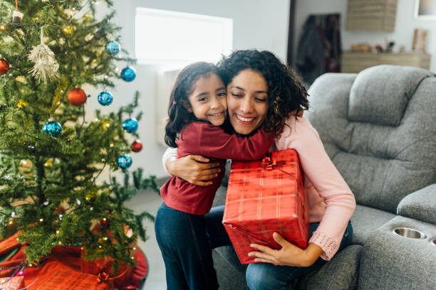 rodzinny poranek bożonarodzeniowy - giving christmas lifestyles holiday zdjęcia i obrazy z banku zdjęć