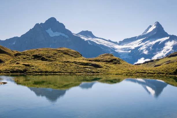 lago bachalpsee com picos de montanha cobertos neve em alpes de bernese, switzerland - schreckhorn - fotografias e filmes do acervo