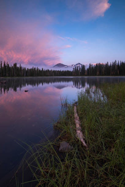 le tre sorelle incredibili - mountain alpenglow glowing lake foto e immagini stock