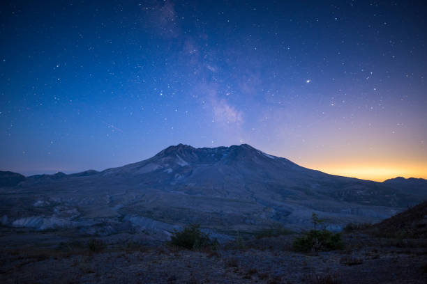 mount st. helens sunset sky stars milkway - nature active volcano mt st helens volcano fotografías e imágenes de stock