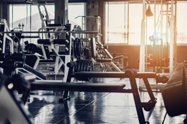 fundo interior do quarto na ginástica ou no centro de aptidão doequipamento inteiramente de equipamentos e de máquinas do musculação - equipamento de ginástica - fotografias e filmes do acervo