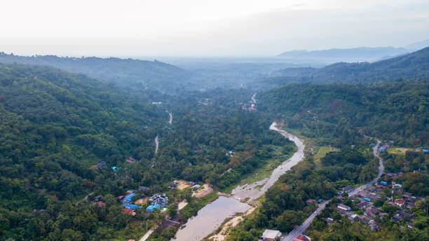 paisagem aérea da vista da vila de kiriwong do zangão - nakhon si thammarat - fotografias e filmes do acervo