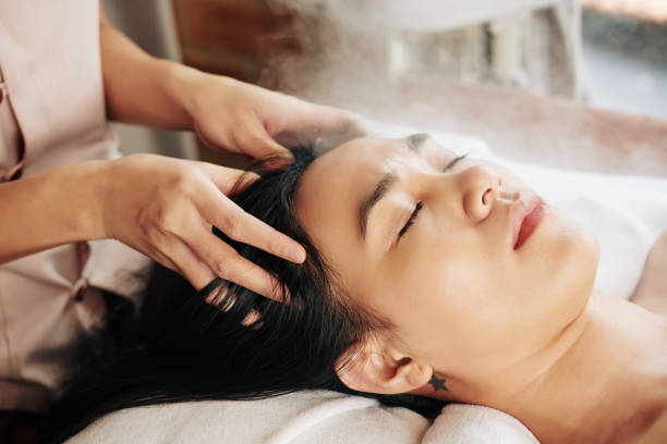 relaksujący masaż głowy - head massage zdjęcia i obrazy z banku zdjęć