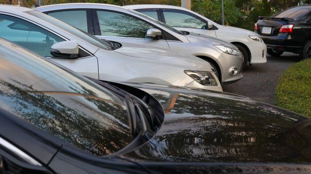 koncepcja obrazu samochodu biznesowego, rząd wielu nowoczesnych pojazdów zaparkowanych na ulicy - car old black white zdjęcia i obrazy z banku zdjęć