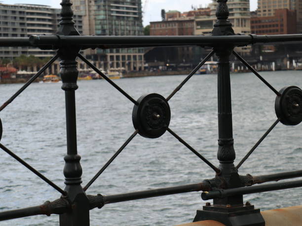 sydney australien malerische aussicht auf die harbour foreshore - sydney harbor australia financial district cruise ship stock-fotos und bilder