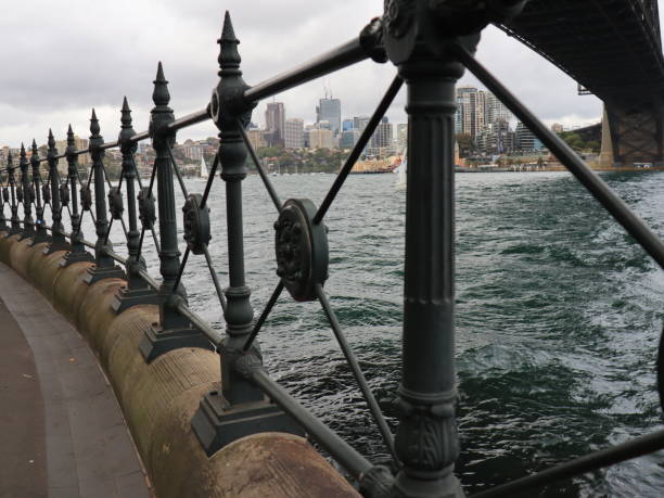 sydney australien malerische aussicht auf die harbour foreshore - sydney harbor australia financial district cruise ship stock-fotos und bilder