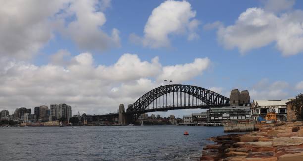 sydney australien malerische aussicht auf die harbour foreshore - sydney harbor australia financial district cruise ship stock-fotos und bilder