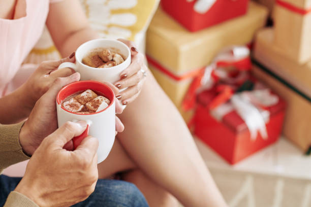 casal bebendo chololate quente - hot chocolate hot drink heat drinking - fotografias e filmes do acervo