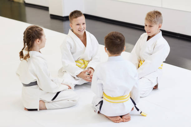 grupo de niños haciendo karate - child karate little boys martial arts fotografías e imágenes de stock