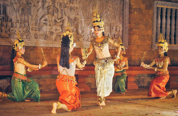 siem reap, cambodia - aughust 8. , 2016:khmer klassische tänzer treten in traditioneller tracht auf. apsara dance ist die alte klassische tanzform von cambdia. - cambodia traditional culture ancient angkor stock-fotos und bilder