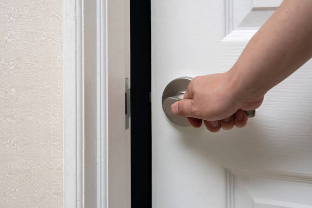istock Men's hand opens and closes the door. 1188332485