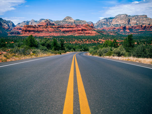 driving in sedona, arizona towards mescal mountain - usa scenics sedona photography imagens e fotografias de stock