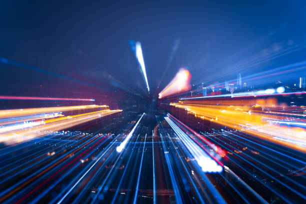 skyline nocturno con luces brillantes, con zoom - architecture blurred motion city lighting equipment fotografías e imágenes de stock