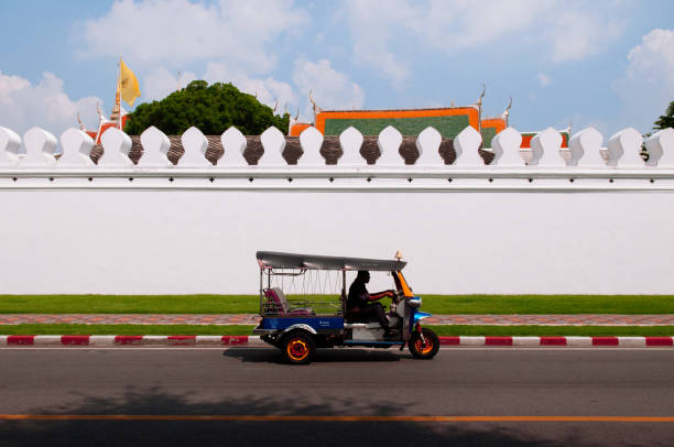 бангкок тук тук такси на улице с белой бетонной стеной большого дворца - bangkok thailand rickshaw grand palace стоковые фото и изображения