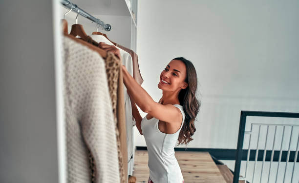 paar zieht in ein neues zuhause. - women choosing choice clothing stock-fotos und bilder