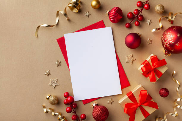 크리스마스 또는 새해 인사말 카드에 대한 빈 종이 공백. 선물 상자, 황금 배경 상단보기에 휴일 장식. 플랫 레이 스타일입니다. - star shape confetti red nobody 뉴스 사진 이미지