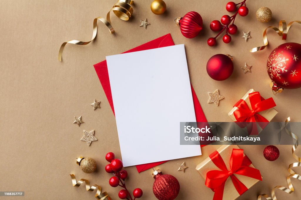 Empty paper blank for Christmas or New year greeting card. Gift boxes, holiday decorations on golden background top view. Flat lay style. - Royalty-free Natal Foto de stock