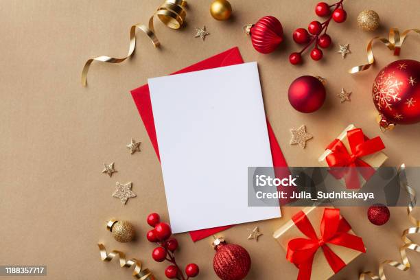 Empty Paper Blank For Christmas Or New Year Greeting Card Gift Boxes Holiday Decorations On Golden Background Top View Flat Lay Style - Fotografias de stock e mais imagens de Natal