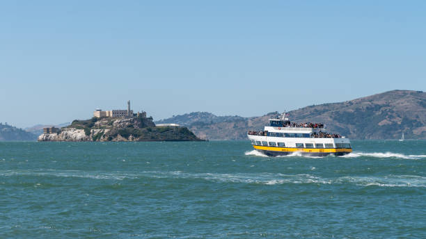 미국 캘리포니아 주 샌프란시스코 베이에서 알카트라즈를 여행하는 관광 보트. - alcatraz island tourism san francisco bay area san francisco county 뉴스 사진 이미지