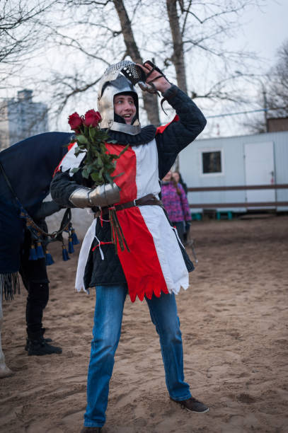 chevalier médiéval avec une épée conduisant un cheval - bride bouquet photos et images de collection