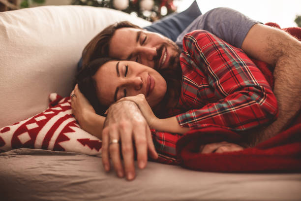 couples mariés adultes heureux de milieu dormant ensemble dans l'étreinte - femme qui s'endor photos et images de collection