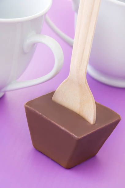 горячий шоколад на ложке крупным планом - nascherei стоковые фото и изображения
