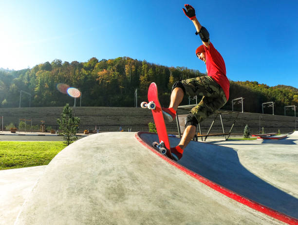 skatista que faz truques no skate - skateboarding skateboard park teenager extreme sports - fotografias e filmes do acervo