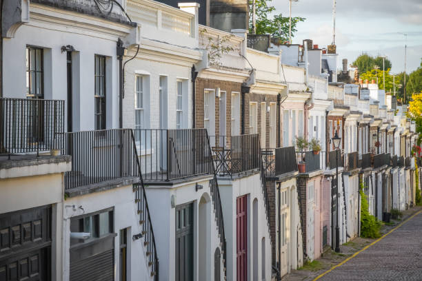 런던의 홀랜드 파크 뮤즈 주변의 자갈길 - london england apartment traditional culture house 뉴스 사진 이미지