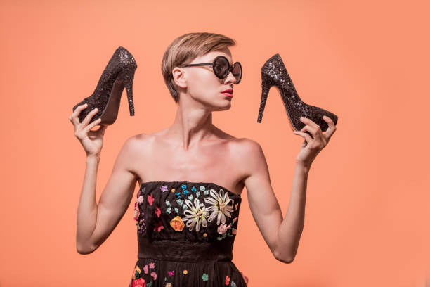 黒いハイヒールを持つショッピングガールのファッションスタジオショット - saleswoman glasses sales occupation bizarre ストックフォトと画像