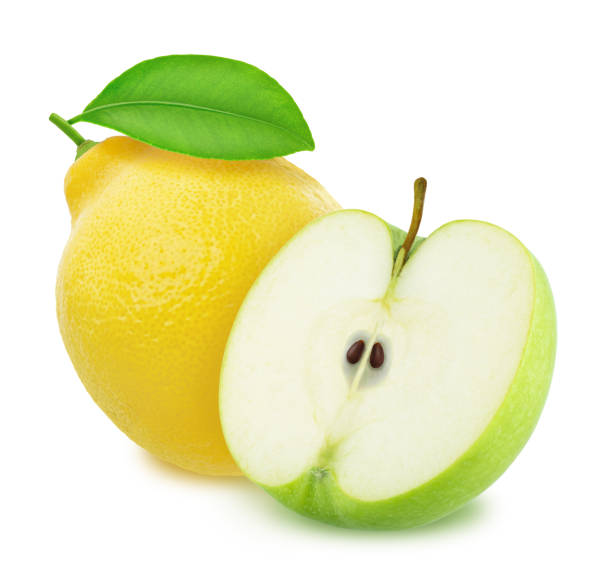 composizione con frutti agrodolci - mela e limone isolati su sfondo bianco in piena profondità di campo con percorso di ritaglio. - half full apple green fruit foto e immagini stock