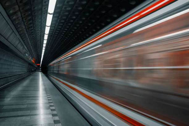 estação de metro vazia - train blurred motion nobody subway train - fotografias e filmes do acervo