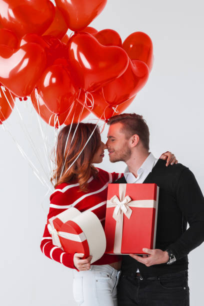 발렌타인 데이 커플 와 선물 - valentines day romance boyfriend vertical 뉴스 사진 이미지