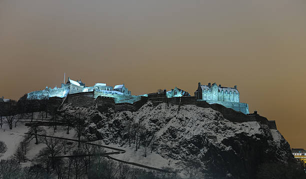 Edinburgh Castle, Scotland, UK, illuminated at night with winter snow  Castle Rock stock pictures, royalty-free photos & images