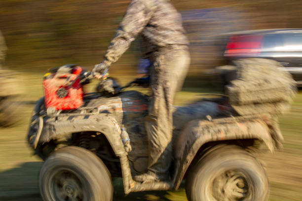 człowiek na quadzie atv na górskiej drodze. - off road vehicle quadbike 4x4 adventure zdjęcia i obrazy z banku zdjęć