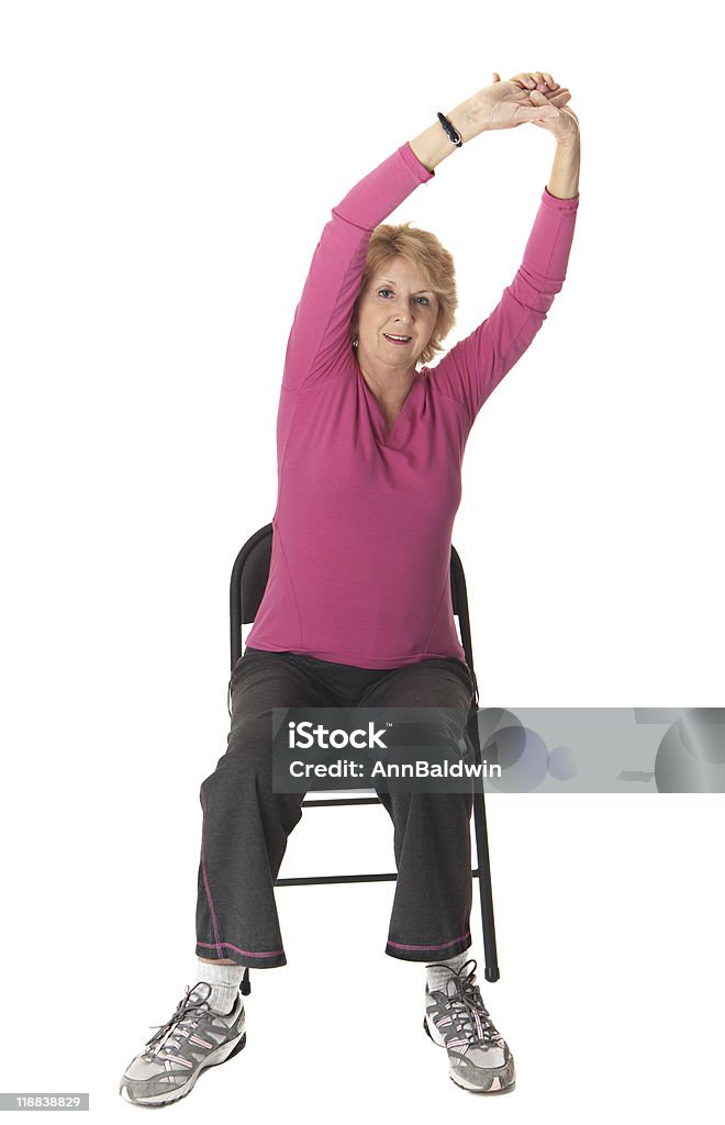 Senior Donna facendo esercizi sulla sedia stretch - Foto stock royalty-free di Esercizio fisico