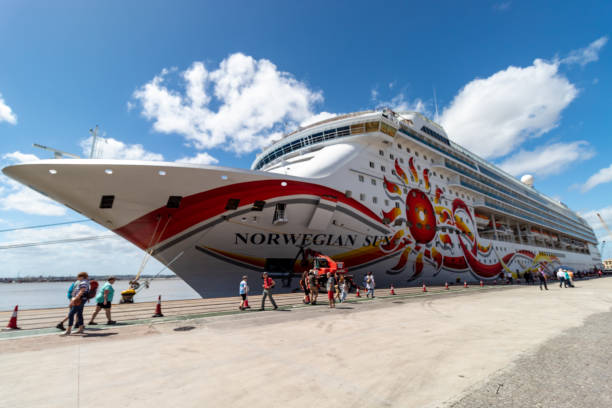 norweski statek słoneczny norwegian cruise line (ncl) zatrzymany w porcie montevideo w urugwaju - norwegian culture zdjęcia i obrazy z banku zdjęć